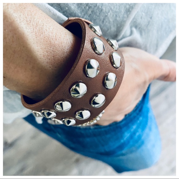 Chic studded cuff/Bracelet - Picture 2 of 4